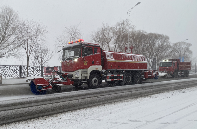 盈峰環(huán)境除冰雪裝備全力投入破冰作業(yè)，助力北京道路交通安全